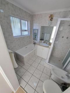 Stunning 3 Bedroom beach house in Bloubergstrand - - 2