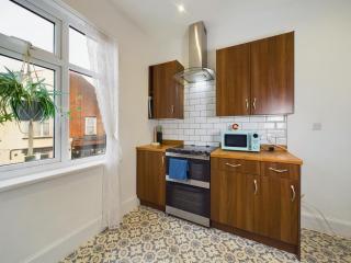 2 Bed Apartment- Leigh Broadway - Southend-on-Sea - 5