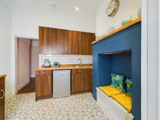 2 Bed Apartment- Leigh Broadway - Southend-on-Sea - 4