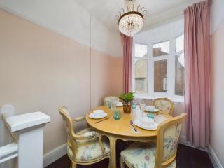 2 Bed Apartment- Leigh Broadway - Southend-on-Sea - 3