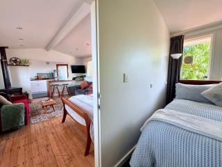 Studio Twenty5, Unique Poolside Retreat Near Nelson - 7