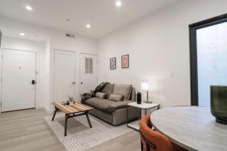 Unit 1 Stylish Studio with King Bed and Sofa Bed - Washington - 4