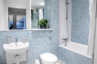 Modern 2BR Apartment with Balcony Views - 4