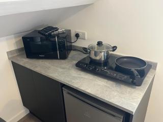 Loft studio apartment, BL, Town Centre, Secure gated parking option, Modern, fresh and spacious living, Netflix ready TV, Wifi - Wellingborough - 3