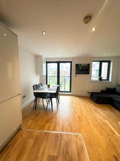 Elegant Spacious Modern 2 Bedroom Apartment - Whitechapel - 5mins to Aldgate Station - 1