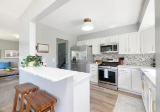 Swim and Relax with a Pool Hot Tub and Renovated HomeHop - Parma - 2