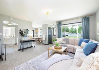 Swim and Relax with a Pool Hot Tub and Renovated HomeHop - Parma - 7