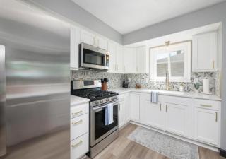 Swim and Relax with a Pool Hot Tub and Renovated HomeHop - Parma - 6