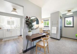 Swim and Relax with a Pool Hot Tub and Renovated HomeHop - Parma - 5