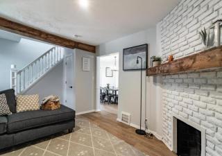 Spacious 5 Bedroom Home in Lakewood Sleeps 10 - Lakewood - 7