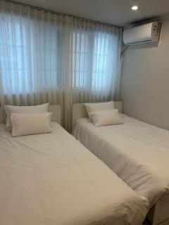 5-Minute Walk from Hongdae Station, Hotel-Style Bedding, 2 Rooms, Washer Dryer - 5