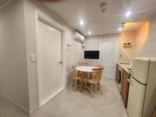 5-Minute Walk from Hongdae Station, Hotel-Style Bedding, 2 Rooms, Washer Dryer - Seoul - 4