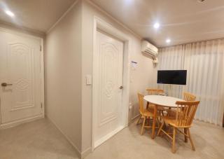 5-Minute Walk from Hongdae Station, Hotel-Style Bedding, 2 Rooms, Washer Dryer - 1