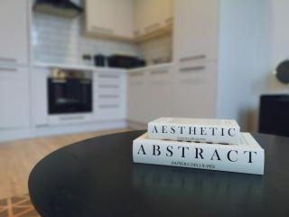 Stunning Modern Apartment Sleeps 4 - 6 Min walk from Golden Beaches-Free Parking - 2