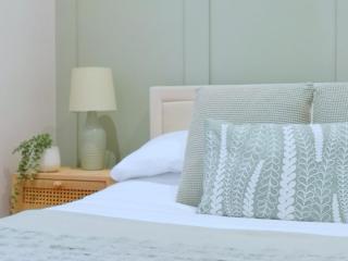 Stunning Modern Apartment Sleeps 4 - 6 Min walk from Golden Beaches-Free Parking - Bournemouth - 0