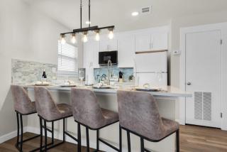 Golden Aura-Beach Retreat-Balcony & Pool Access - Navarre - 4