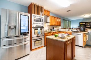 Family Game Room - Full-Body Massage Chair - Private Patio - Ultimate Group Getaway for 12 - Dallas - 3