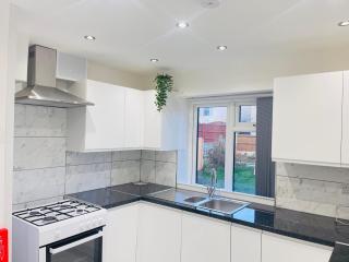 4 bed house in Wakefield free parking perfect for contractors families - 5