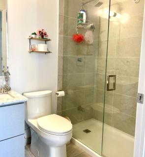 Modern & Stylish Condo Downtown - 9