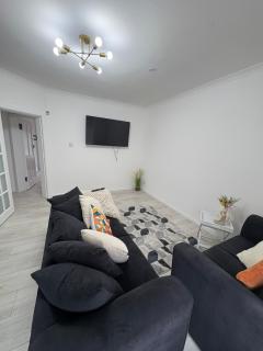Cozy 3 Bed Home, Free Parking 8 min to City Centre - - 1