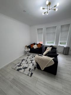 Cozy 3 Bed Home, Free Parking 8 min to City Centre - - 6