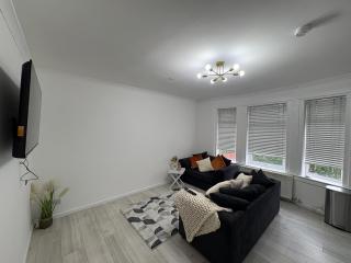Cozy 3 Bed Home, Free Parking 8 min to City Centre - - 3