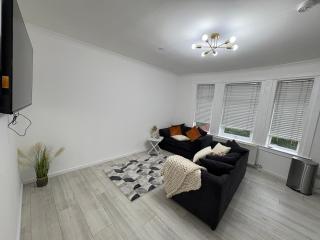 Cozy 3 Bed Home, Free Parking 8 min to City Centre - - 5