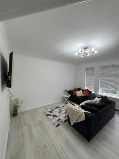 Cozy 3 Bed Home, Free Parking 8 min to City Centre - - 4