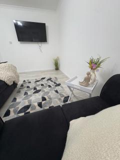 Cozy 3 Bed Home, Free Parking 8 min to City Centre - - 2