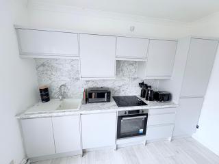 Cozy 3 Bed Home, Free Parking 8 min to City Centre - - 9