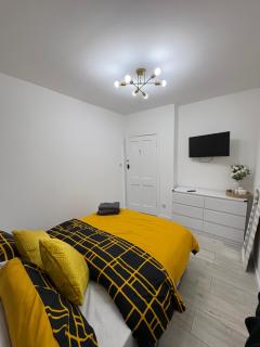 Cozy 3 Bed Home, Free Parking 8 min to City Centre - - 7