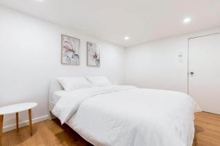 Stylish 6-BR House close to DT with free parking - Brossard - 2