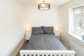 Loughton Hideaway: Cozy 1BD Near Tube & Nature - 6