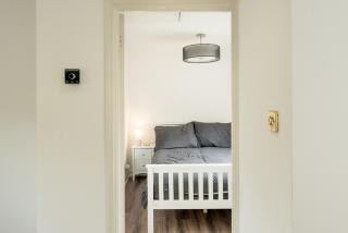 Loughton Hideaway: Cozy 1BD Near Tube & Nature - 4