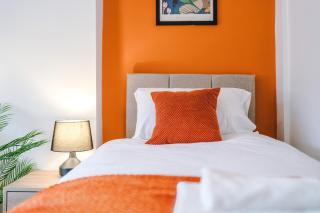 Stylish 3 Bedroom Home with Driveway Perfect for Short and Long Stays - Mold - 2