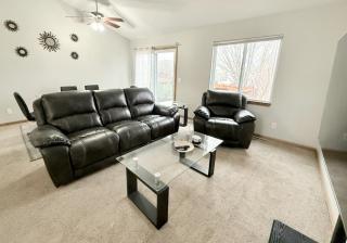 Centrally Located Family Retreat in Omaha - Omaha - 0