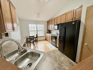 Centrally Located Family Retreat in Omaha - Omaha - 7