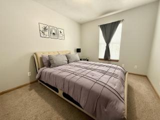 Centrally Located Family Retreat in Omaha - Omaha - 4