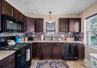 Cleveland 3 Bedroom, 10 Mins to Downtown - 7