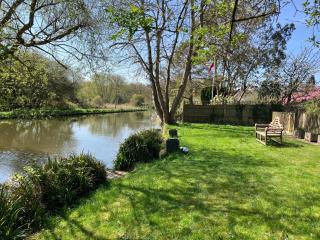 Guildford Retreat: 4BD Riverside Escape & Garden - Stoughton - 0