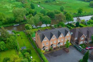 Guildford Retreat: 4BD Riverside Escape & Garden - 6