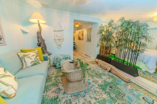 BRAND NEW Tropical Studio Villa with Resort Amenities Boaters Gulf access Outdoor Kitchen Lagoon Lazy River Pool - Fort Myers - 9