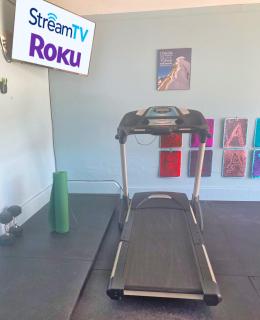 Ultimate Game Room Oasis for 12 - Private Patio - BBQ - 2 Kings - 6 TVs - Full-Body Massage Chair - 2