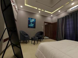 Designer 2BR with Lit Lawn Getaway - Rawalpindi - 9