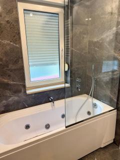 Tirana Lake Spacious Apartment - 5