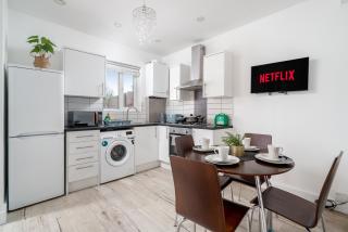 Canning Town 4 Bed flat sleeps 7- for groups, families and contractors- with Free Parking - London - 7