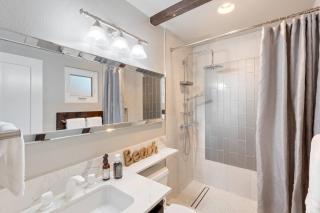Elegant Beach Living, Just Blocks to the Sand - Huntington Beach - 6