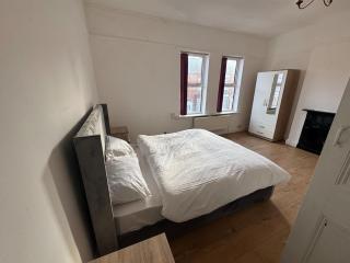 Extra Large home fits FIVE guests - 8