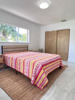 Farmhouse Vibes Near Beach - Hollywood - 3