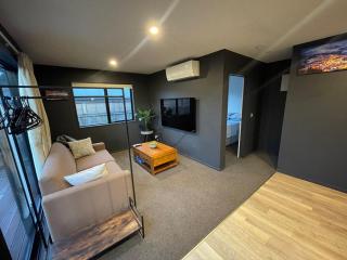 Luxurious 1BR Mountain Retreat with Spa Pool - 2